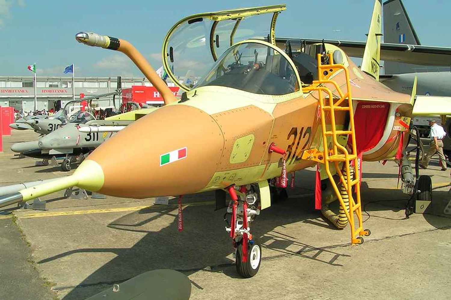 Treinador M-346 faz primeiro vôo supersônico