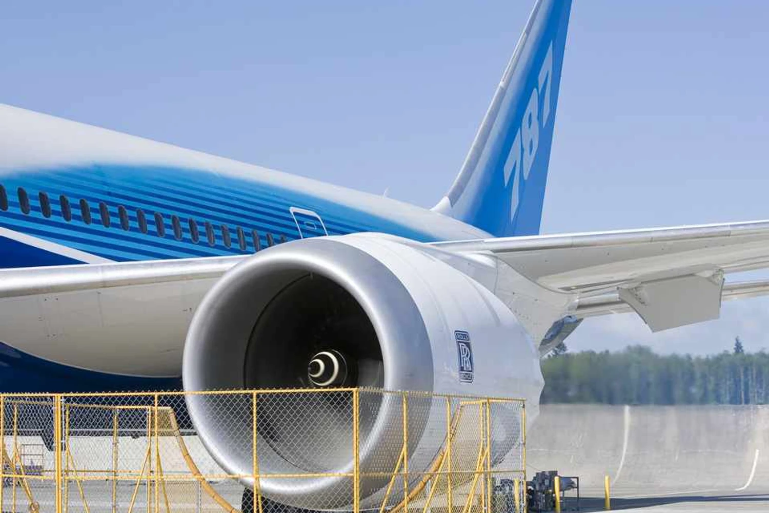 Boeing 787 faz primeiro teste de motor