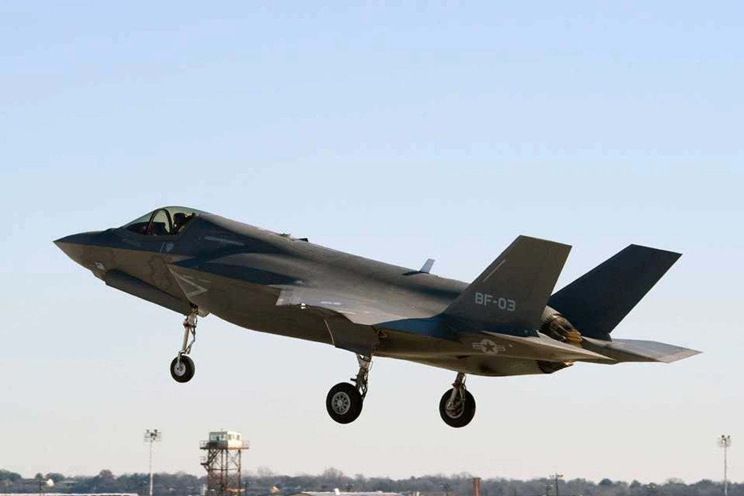 Terceiro Lockheed Martin F-35B se junta ao programa de testes