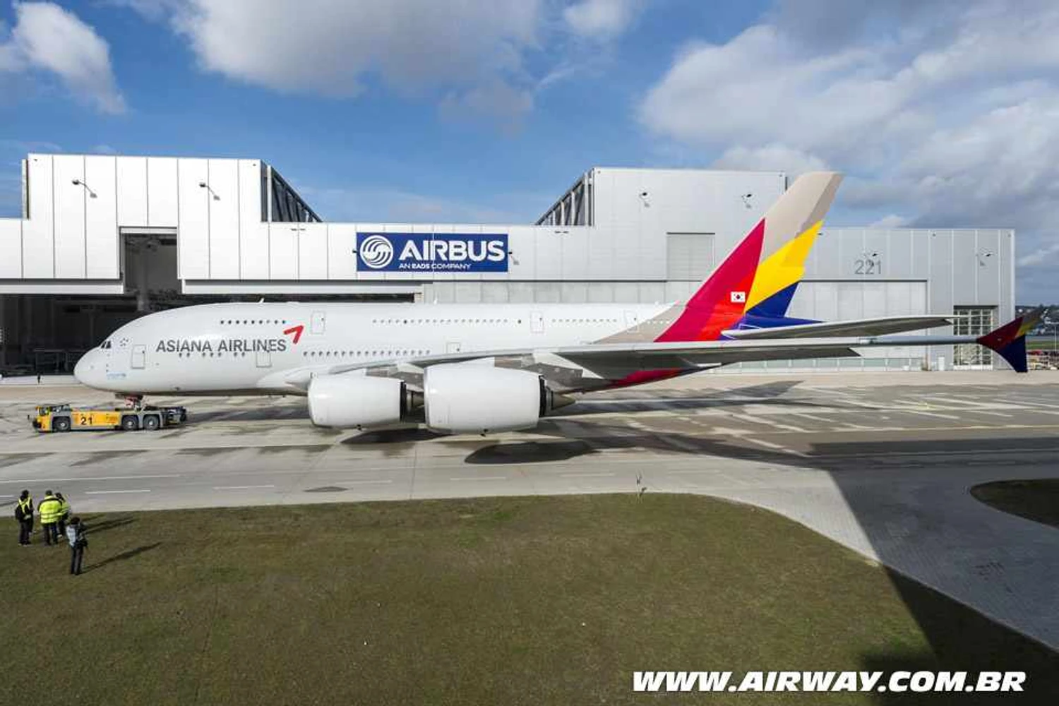 Primeiro A380 da Asiana recebe pintura