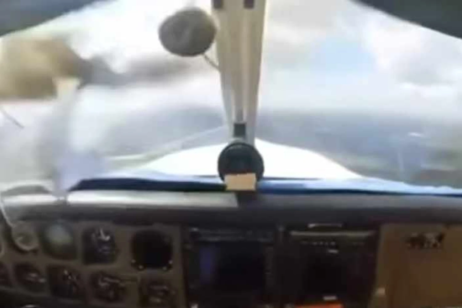 Pássaro colide com monomotor a 270 km/h