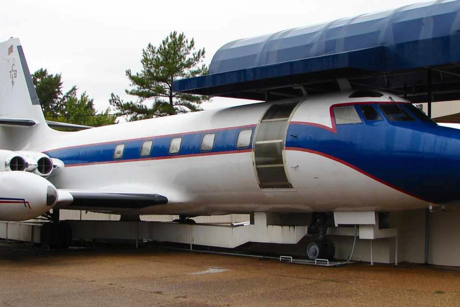 O outro Jetstar de Elvis, o "Hound Dog II", está exposto em Graceland