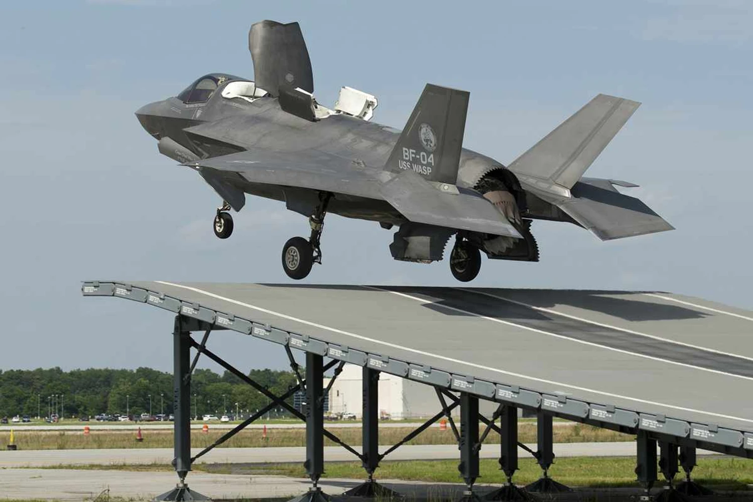 Novo caça F-35 faz primeira decolagem em rampa