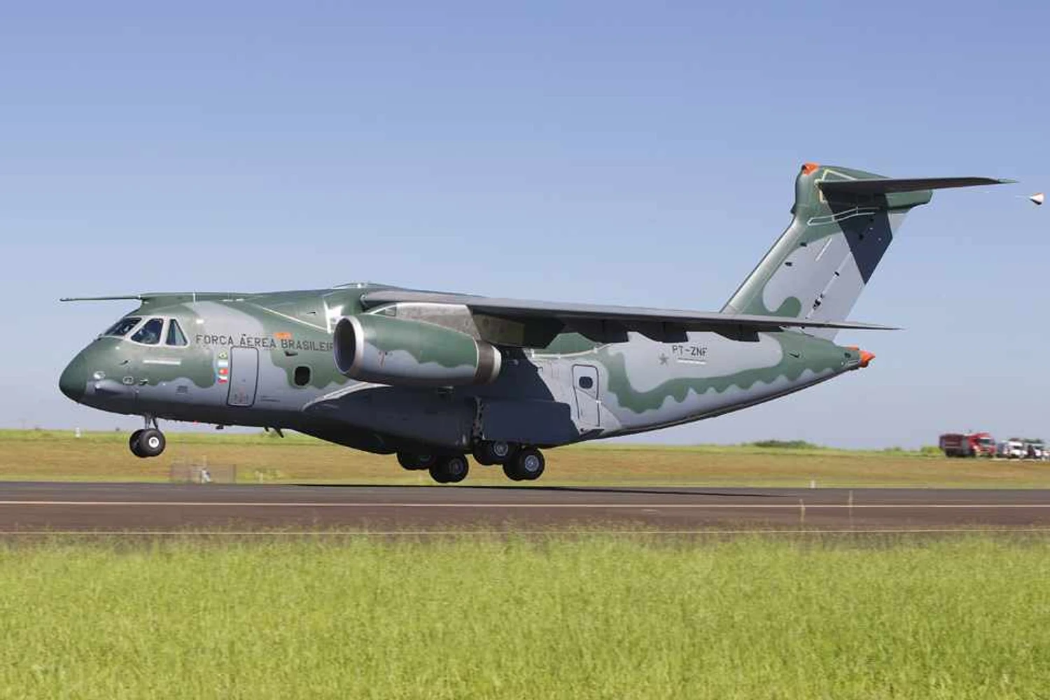 Apesar de cortes, governo mantém recursos para o KC-390 e o Gripen