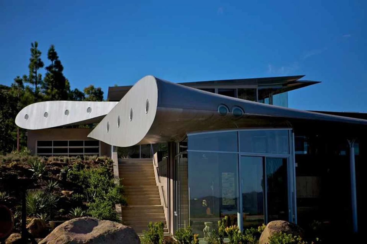 Arquiteto cria casa de alto padrão com asas de Jumbo