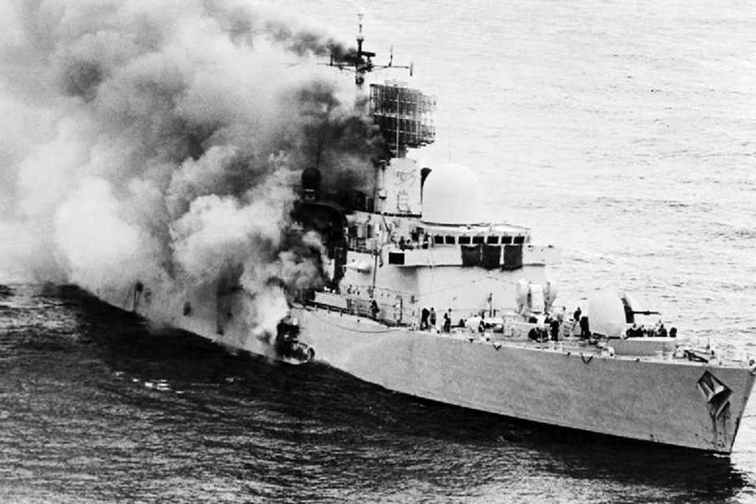 Foto tirada a partir de um helicóptero da Royal Navy momentos após o HMS Sheffield ser alvejado pelo Exocet argentino (acervo Royal Navy)