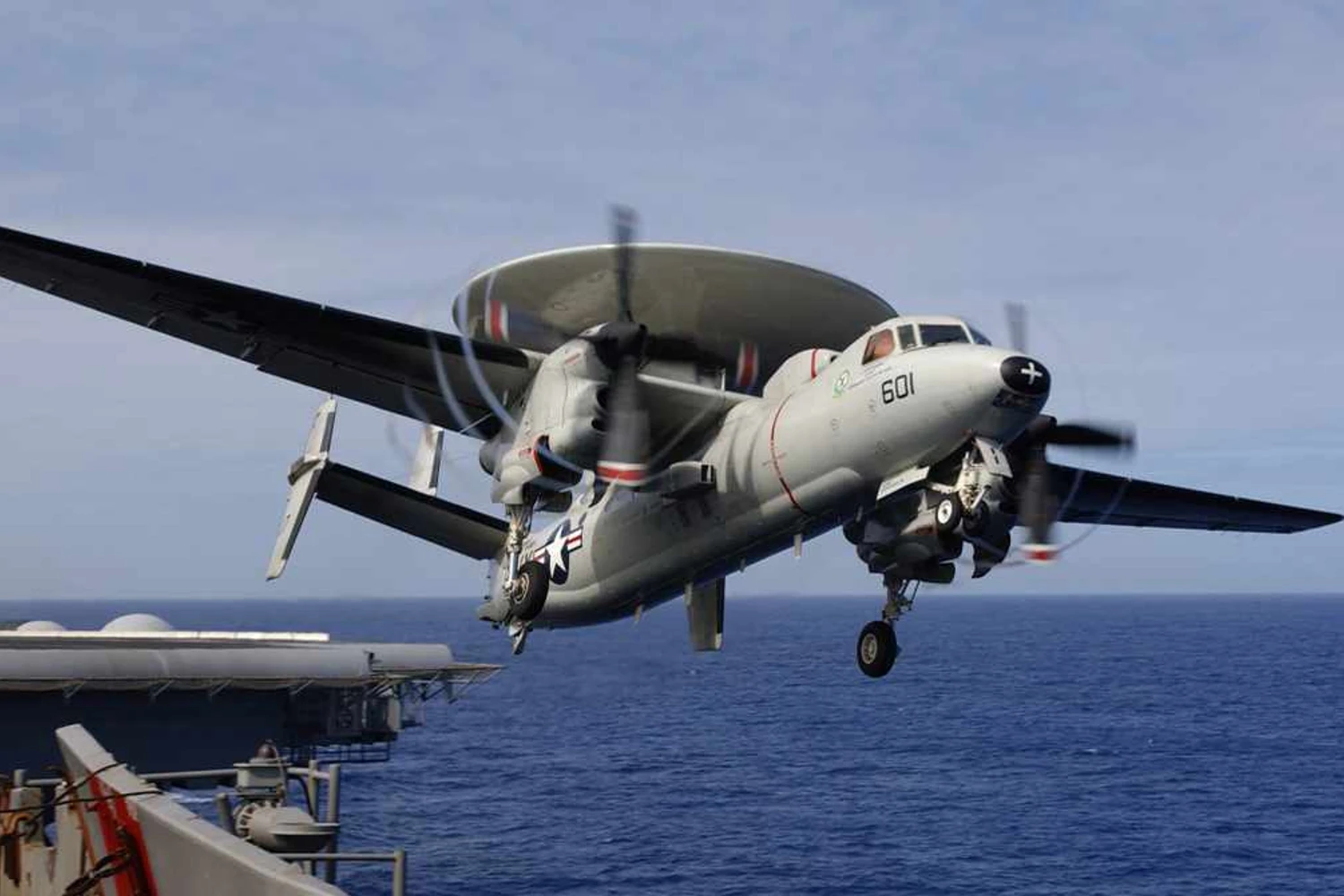 O "avião-radar" E-2 foi concebido originalmente para decolar e pousar em porta-aviões (Foto - US Navy)