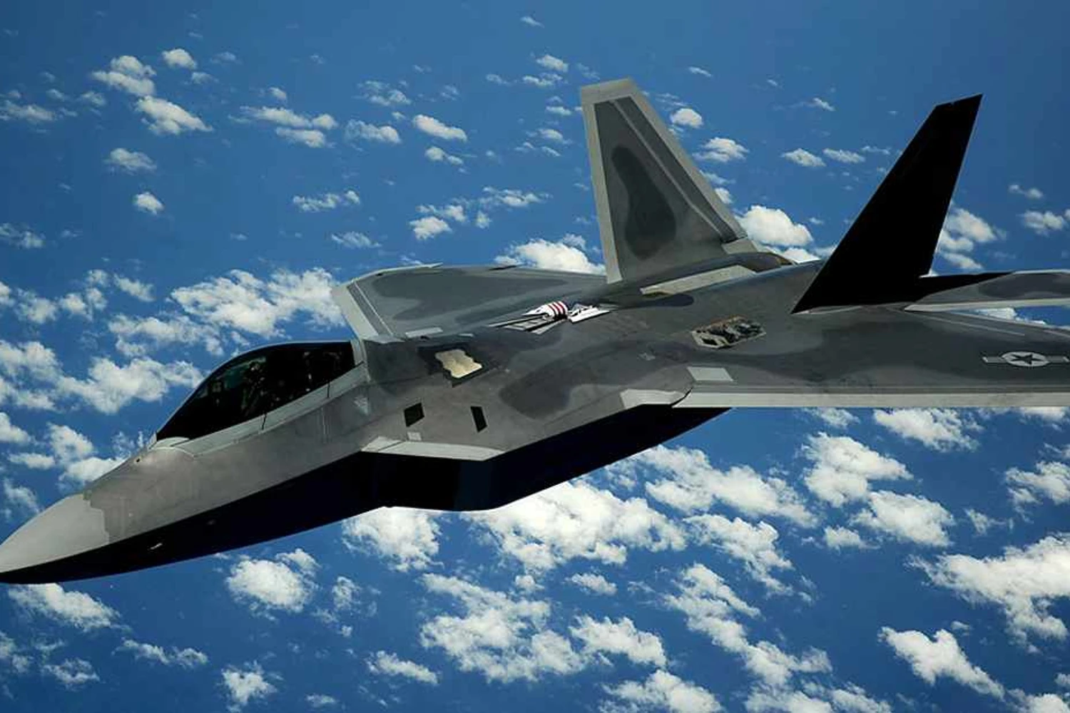 O caça F-22 Raptor carregar seus mísseis em porões internos para não ser detectado por radares (Foto - USAF)