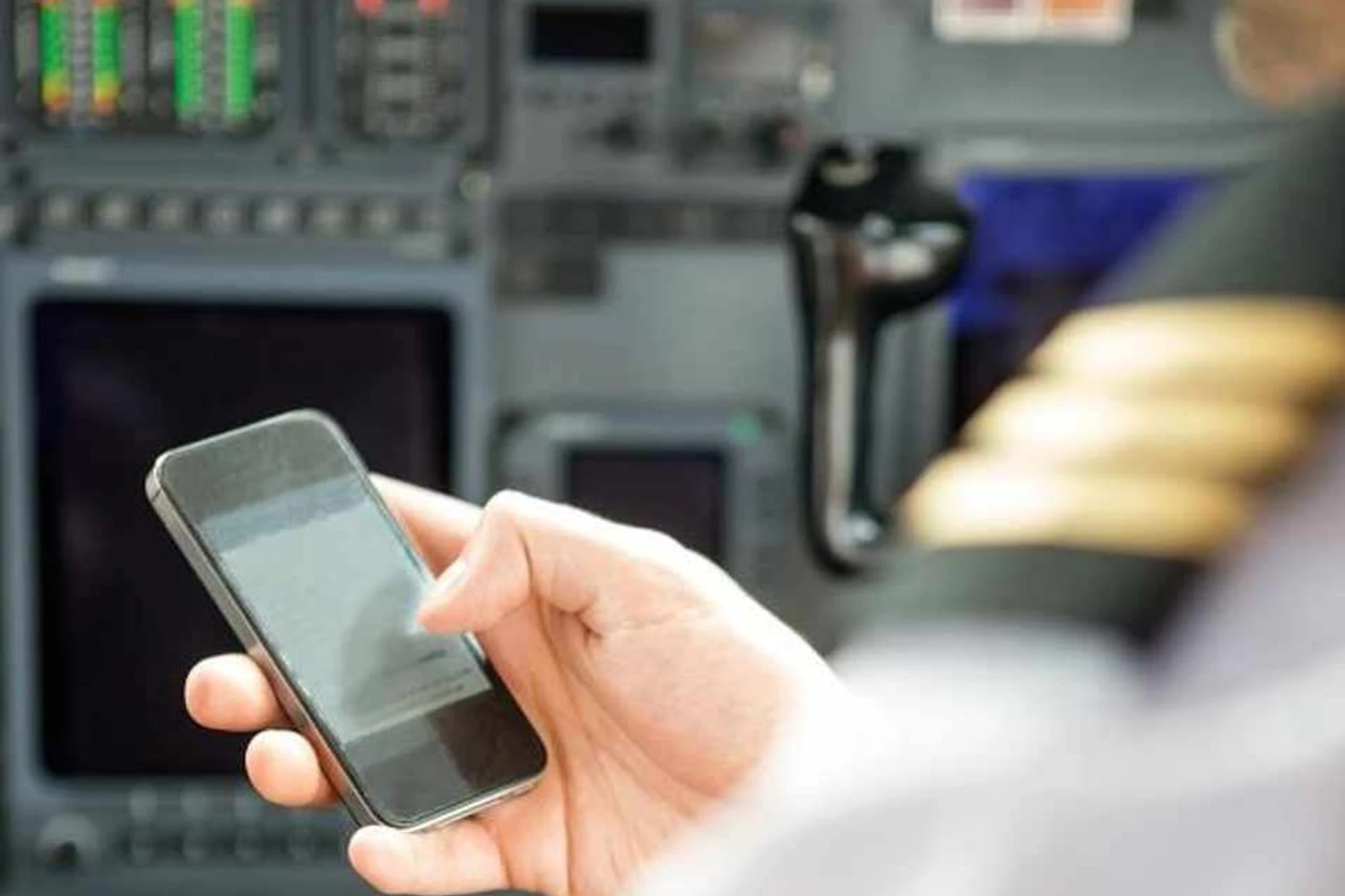 Pilotos de avião também se distraem com telefone celular