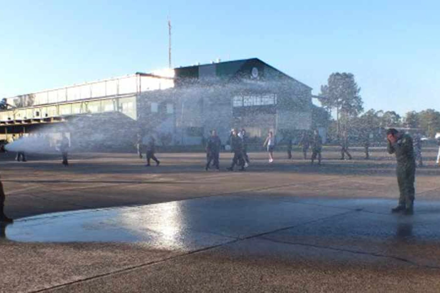 O estudante ganhou um banhou de mangueira pelo "batismo supersônico" (Foto - Agência Força Aérea)