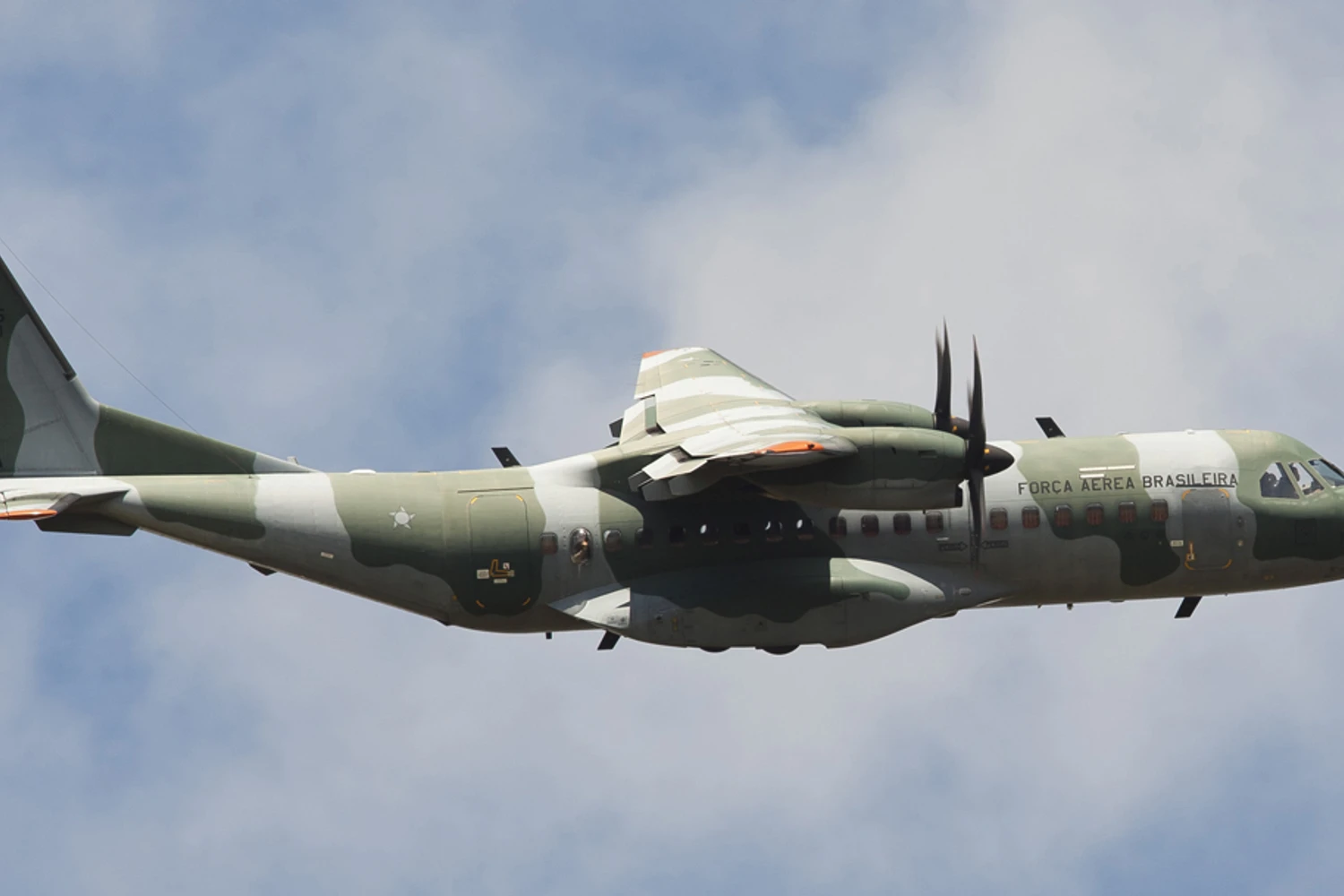 A aeronave pode cumprir missões de até 10 horas ou cobrir uma distância de 4.600 km (Foto - FAB)