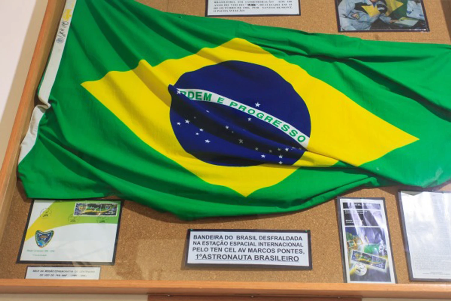 Essa é a bandeira que o astronauta brasileiro Marcos Pontes levou a Estação Espacial Internacional, em 2006 (Foto - FAB)
