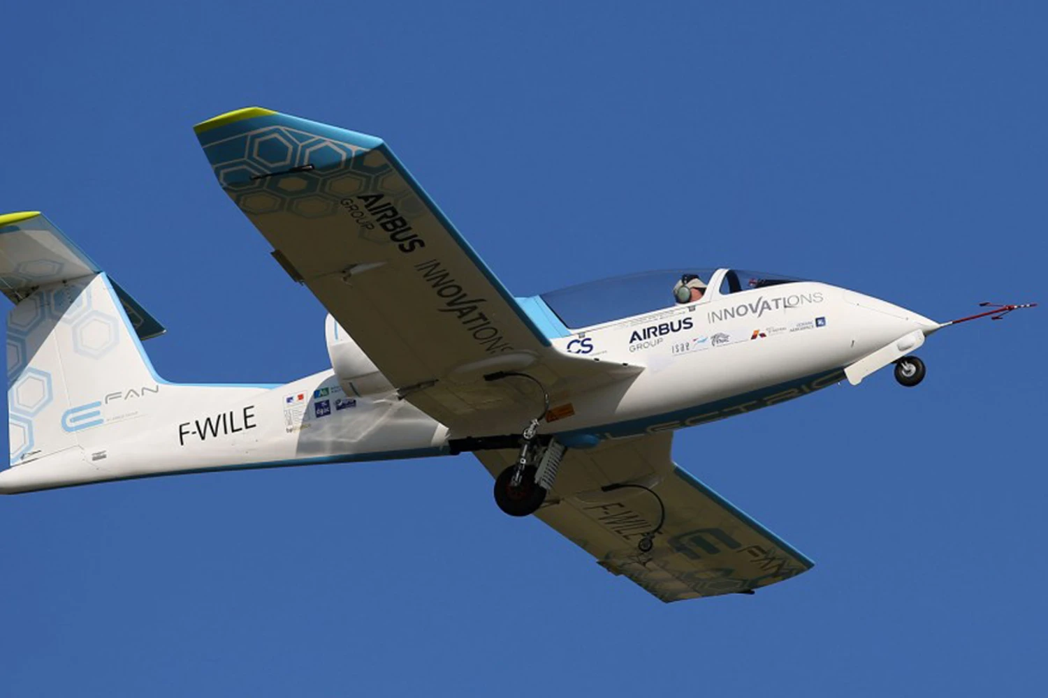 O Airbus E-Fan, com motorização elétrica, pode atingir até 220 km/h e voar por 60 minutos (Foto - Airbus)