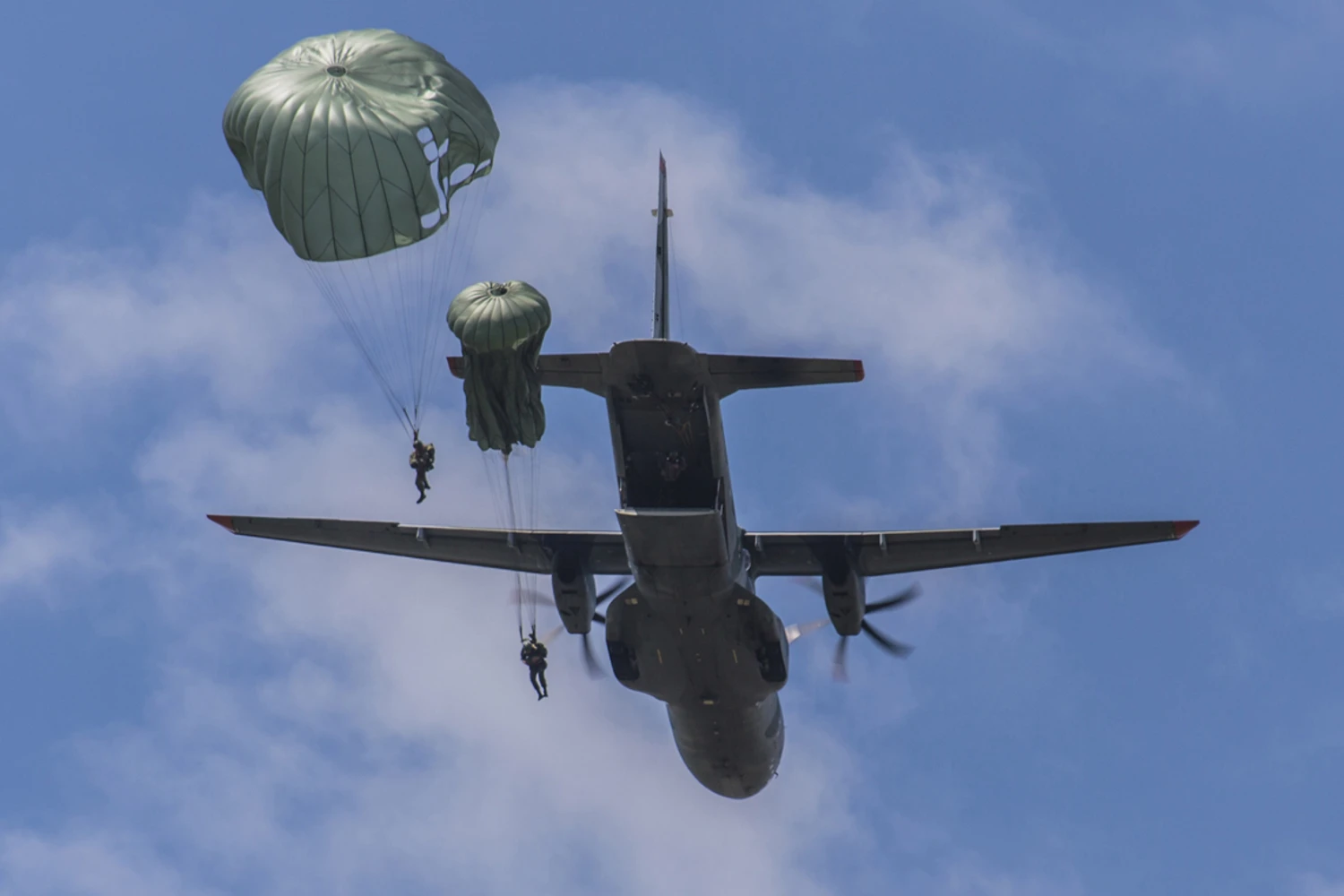 O C-105 pode ser configurado para transportar 41 paraquedistas ou até 71 soldados (Foto - FAB)
