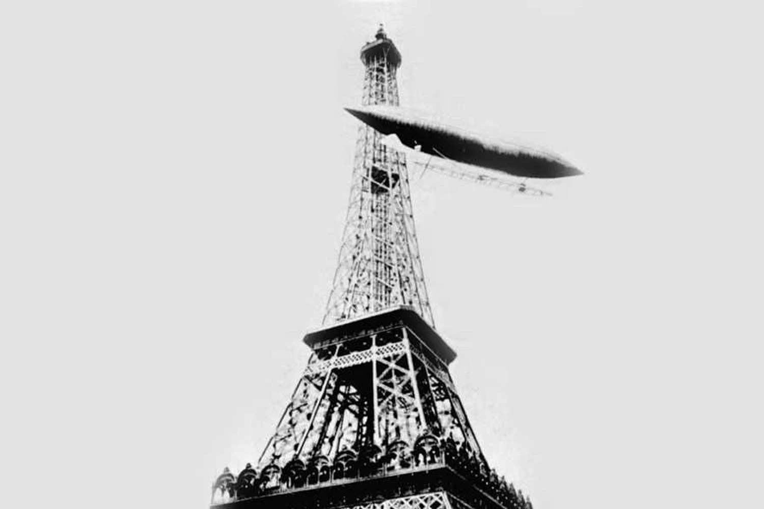 O N-5 foi a primeira máquina voadora a contornar a Torre Eiffel, em 1901