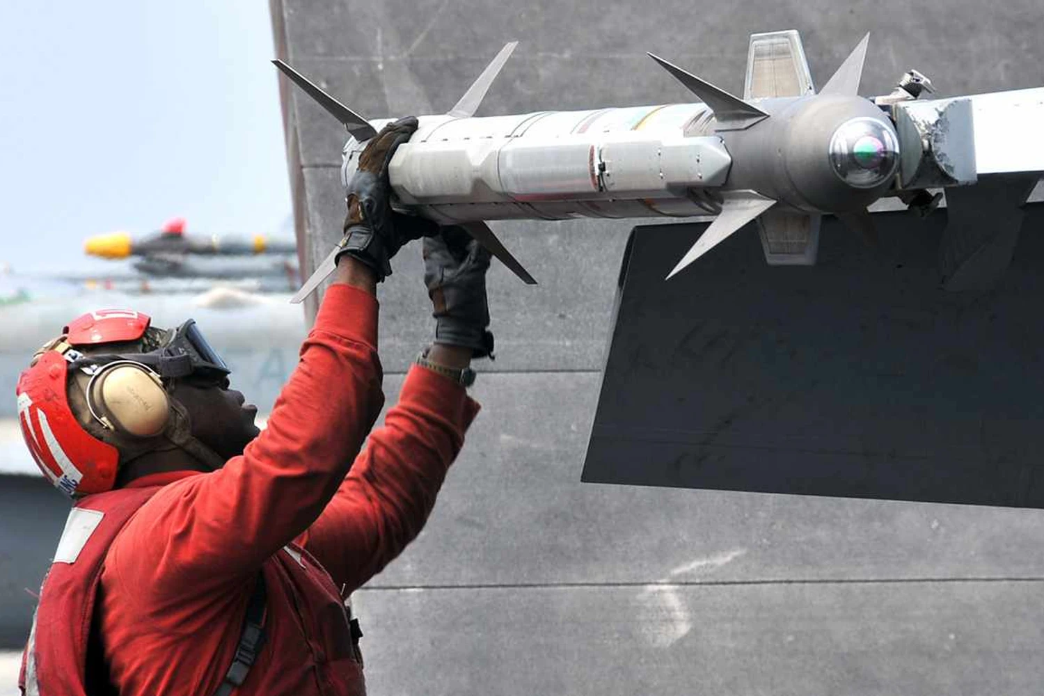 Marinha dos EUA conclui testes com novo míssil “ar-ar”