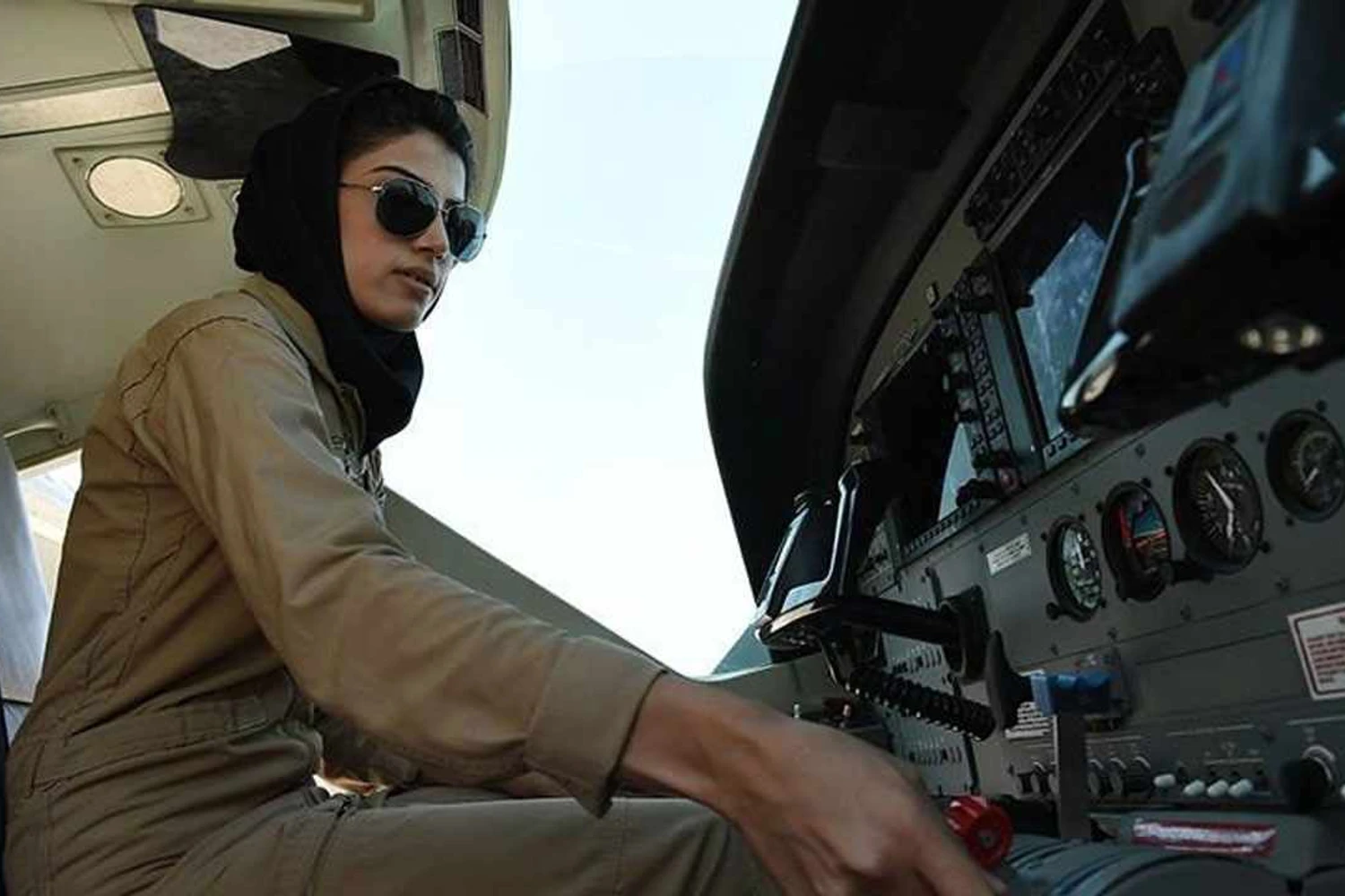 Após ameaças, primeira mulher piloto do Afeganistão desiste da carreira militar