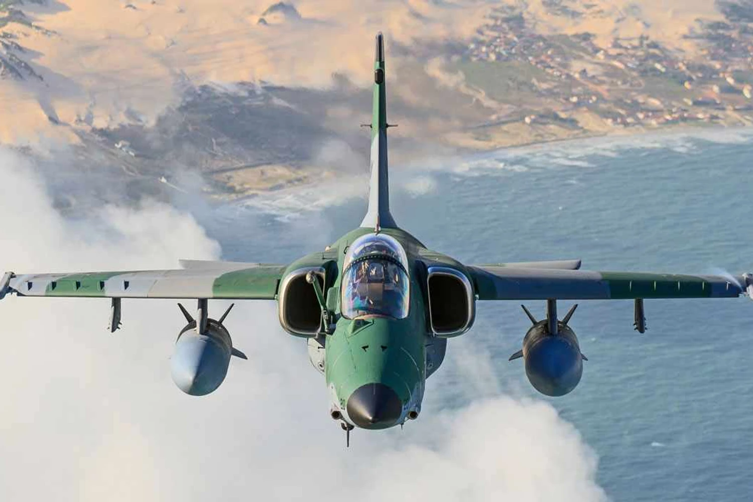 A Mectron desenvolveu o radar que equipa a versão modernizada do avião de ataque AF-1 da FAB (Foto - FAB)