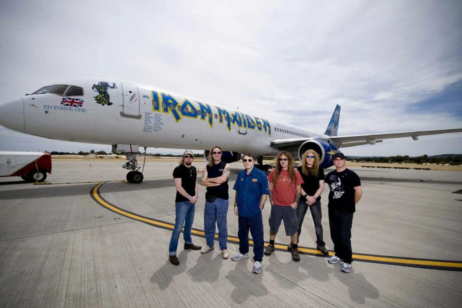 Nas turnês de 2008 e 2011, Bruce Dickinson pilotou um Boeing 757-200 (Iron Maiden)