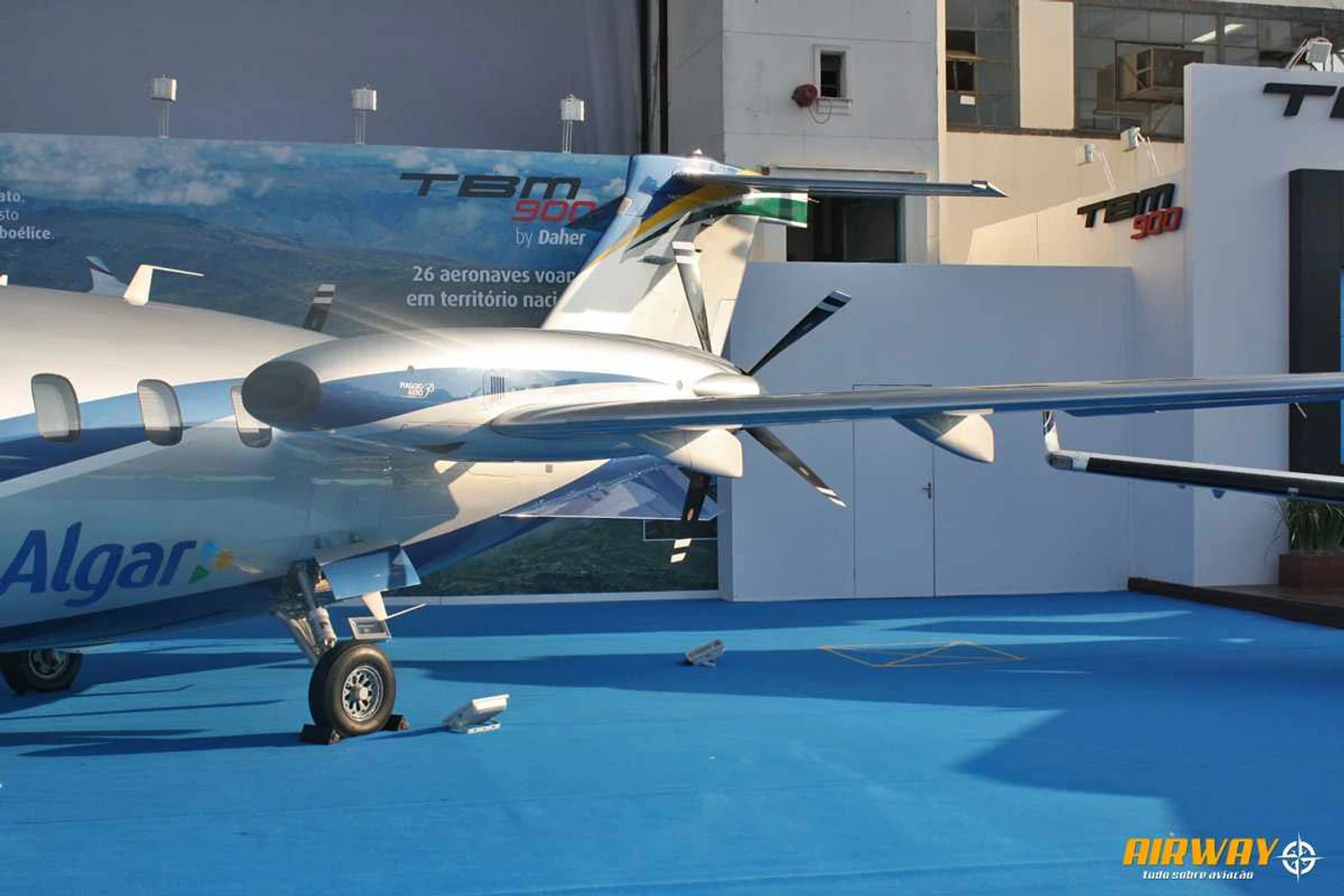Os motores tem a curiosa posição voltados para trás; são as chamadas hélices impulsoras, como nos barcos (Foto - Airway)