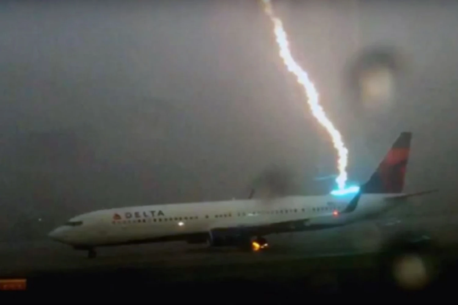 Raio atinge avião no aeroporto de Atlanta, assista: