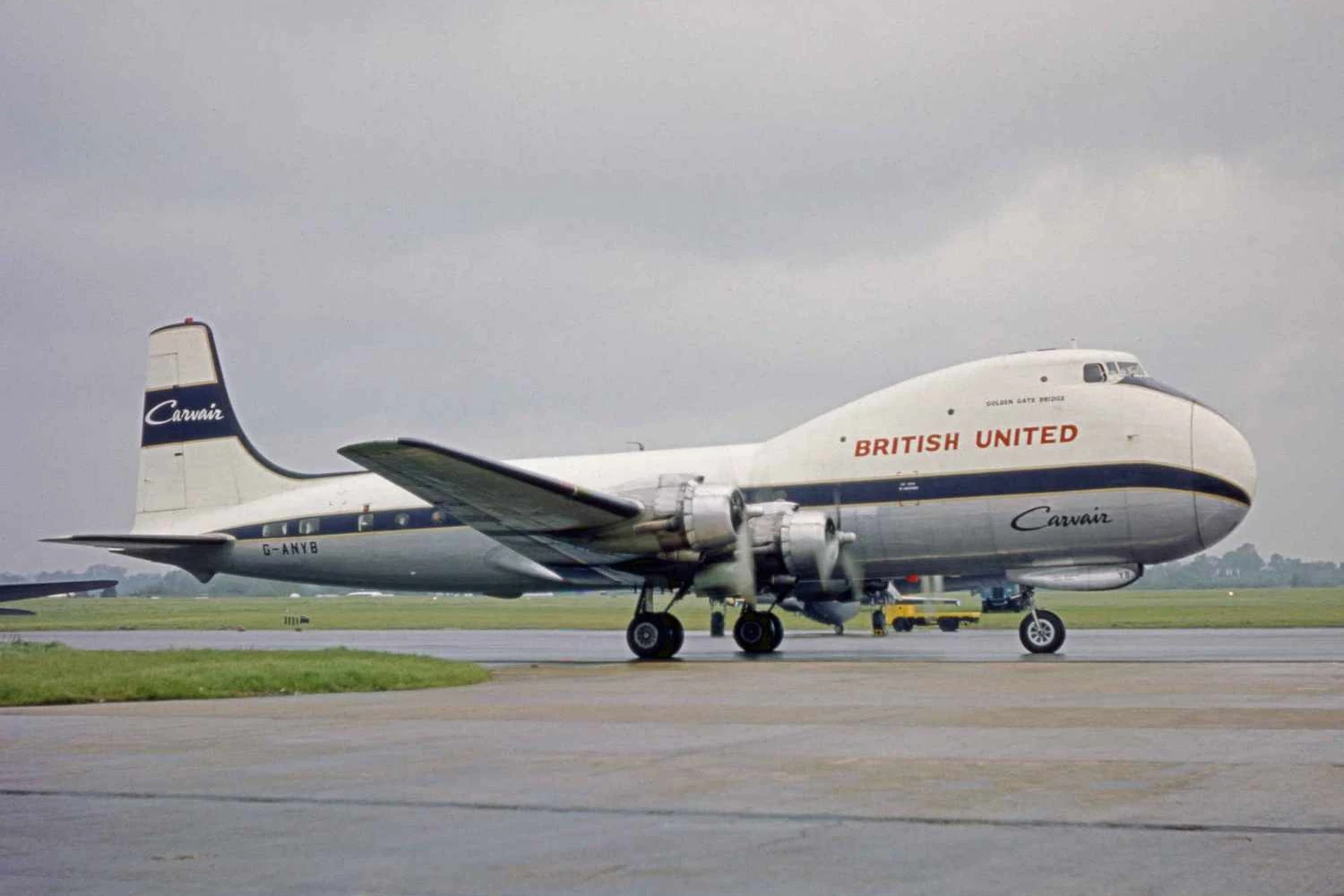 O Carvair, um mini-Jumbo que podia levar cinco automóveis