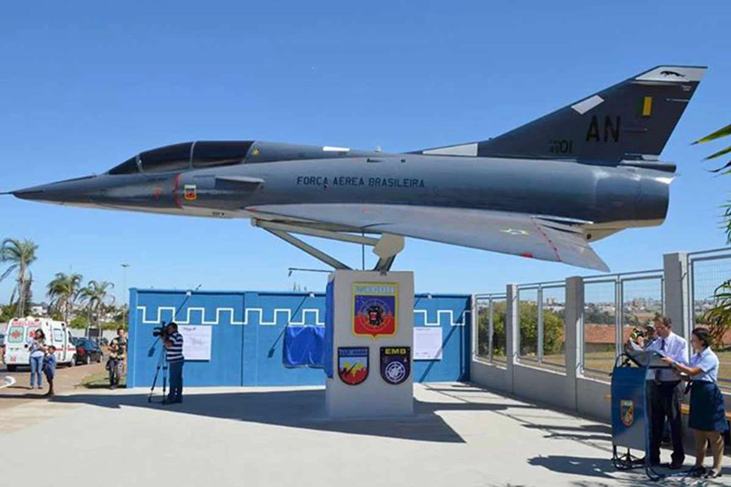 Caças Mirage da FAB são instalados em praça pública