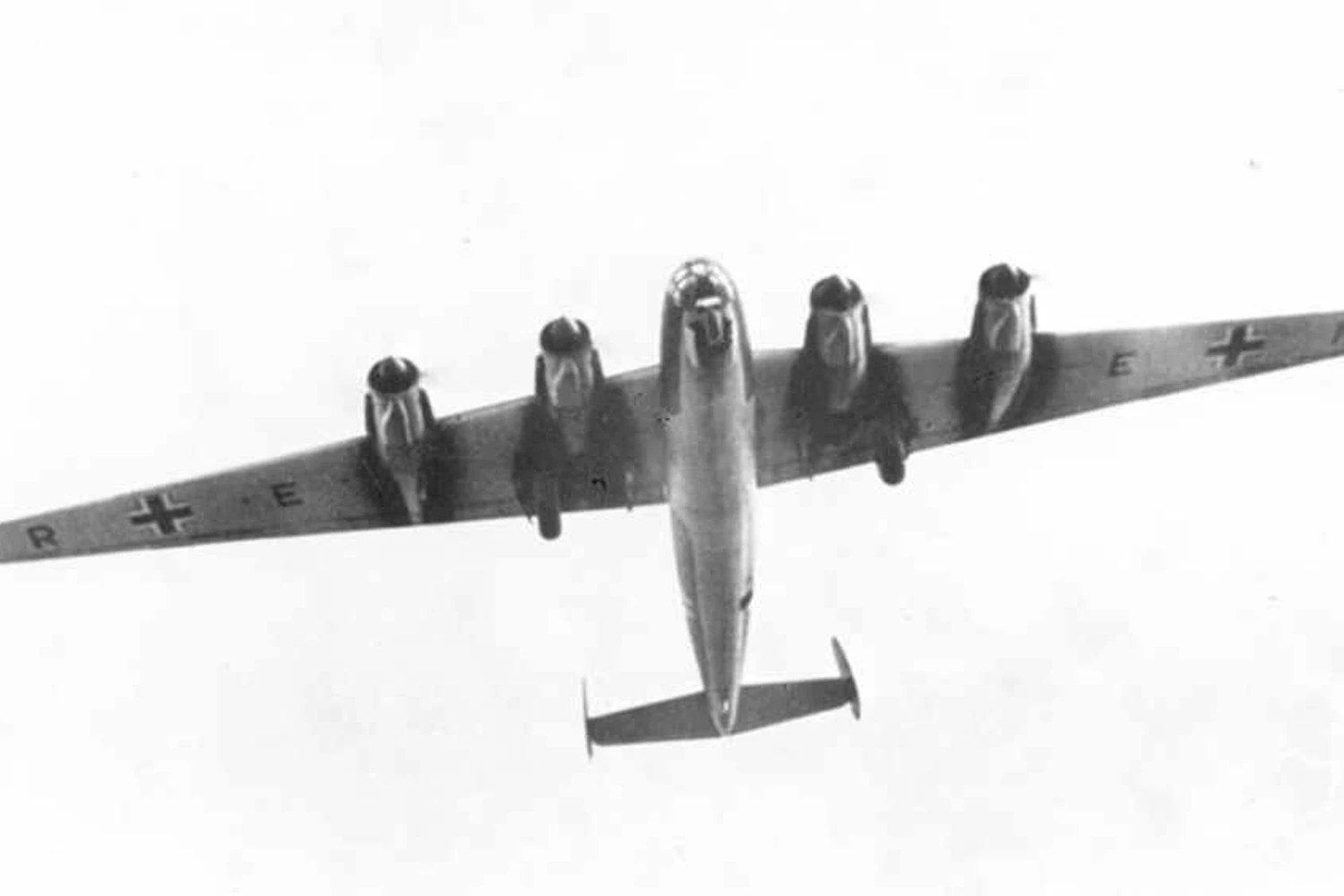 A Messerschmitt previa que o Amerika Bomber seria capaz de alcançar até 560 km/h e 8.000 metros de altitude