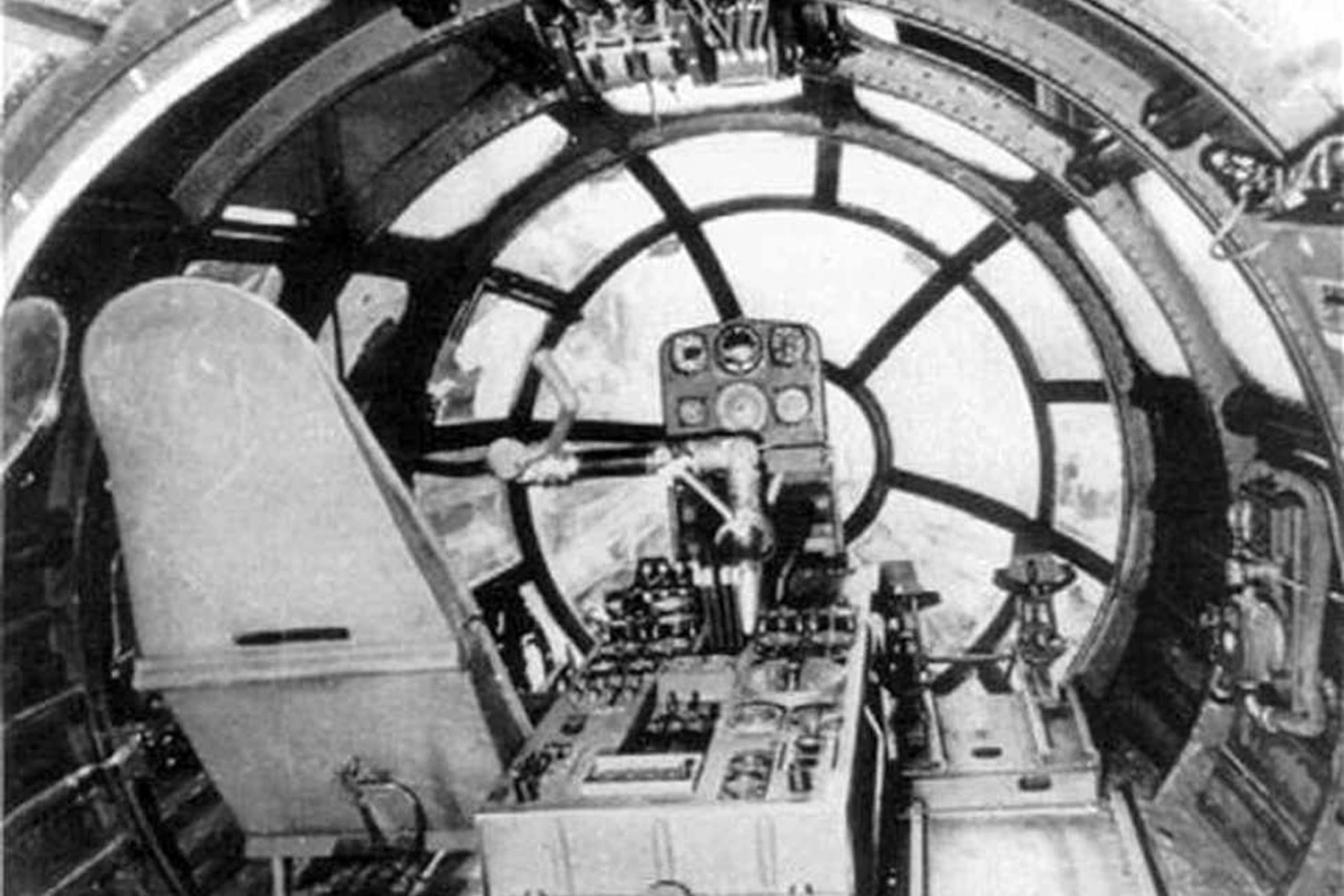O cockpit do primeiro protótipo do Me 264 possuía uma ampla área envidraçada