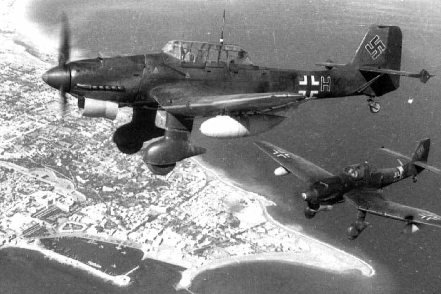 O Ju 87, avião de ataque ao solo e bombardeiro leve, foi eficaz no início da guerra mas logo virou presa fácil