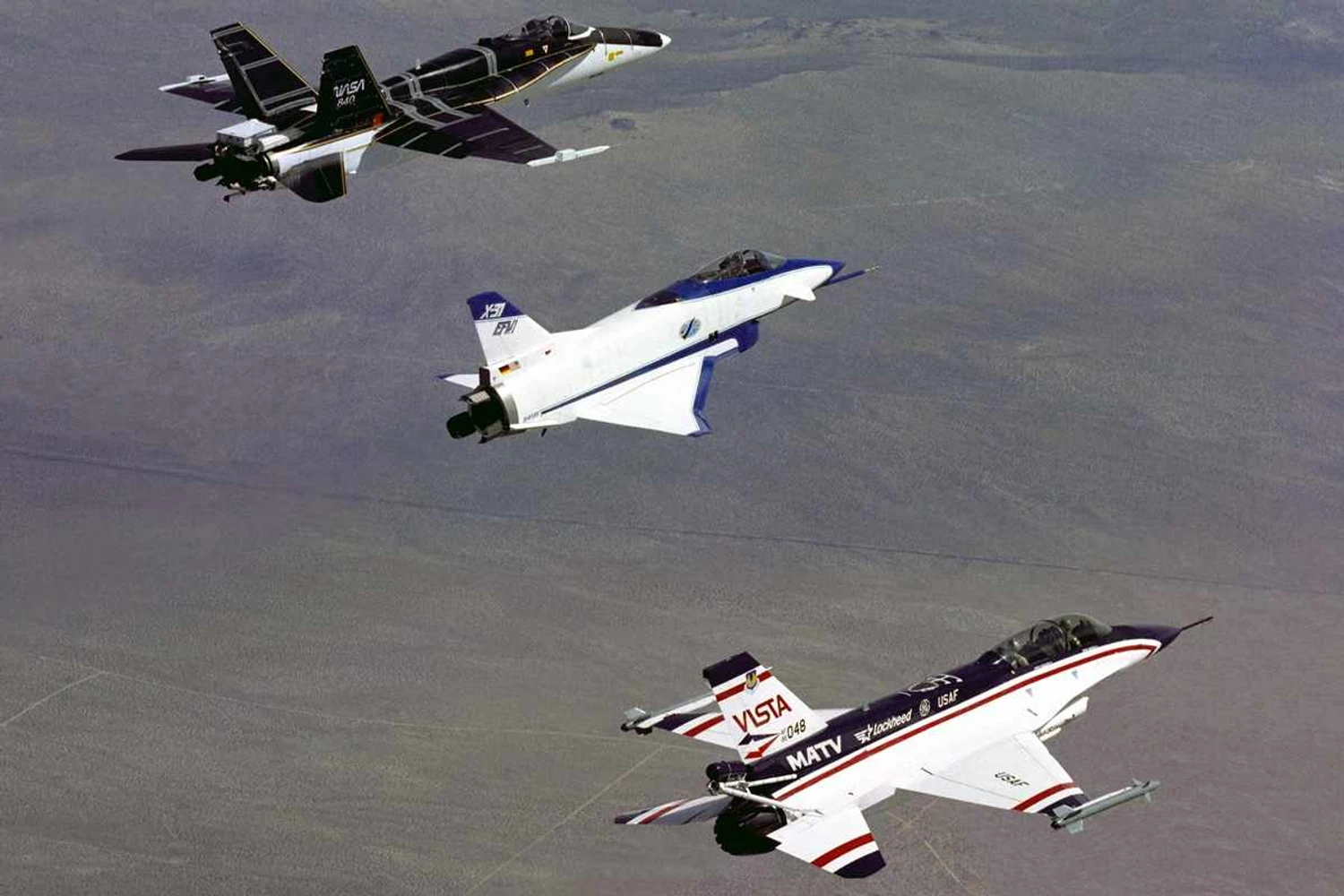 Três aeronaves de empuxo vetorável