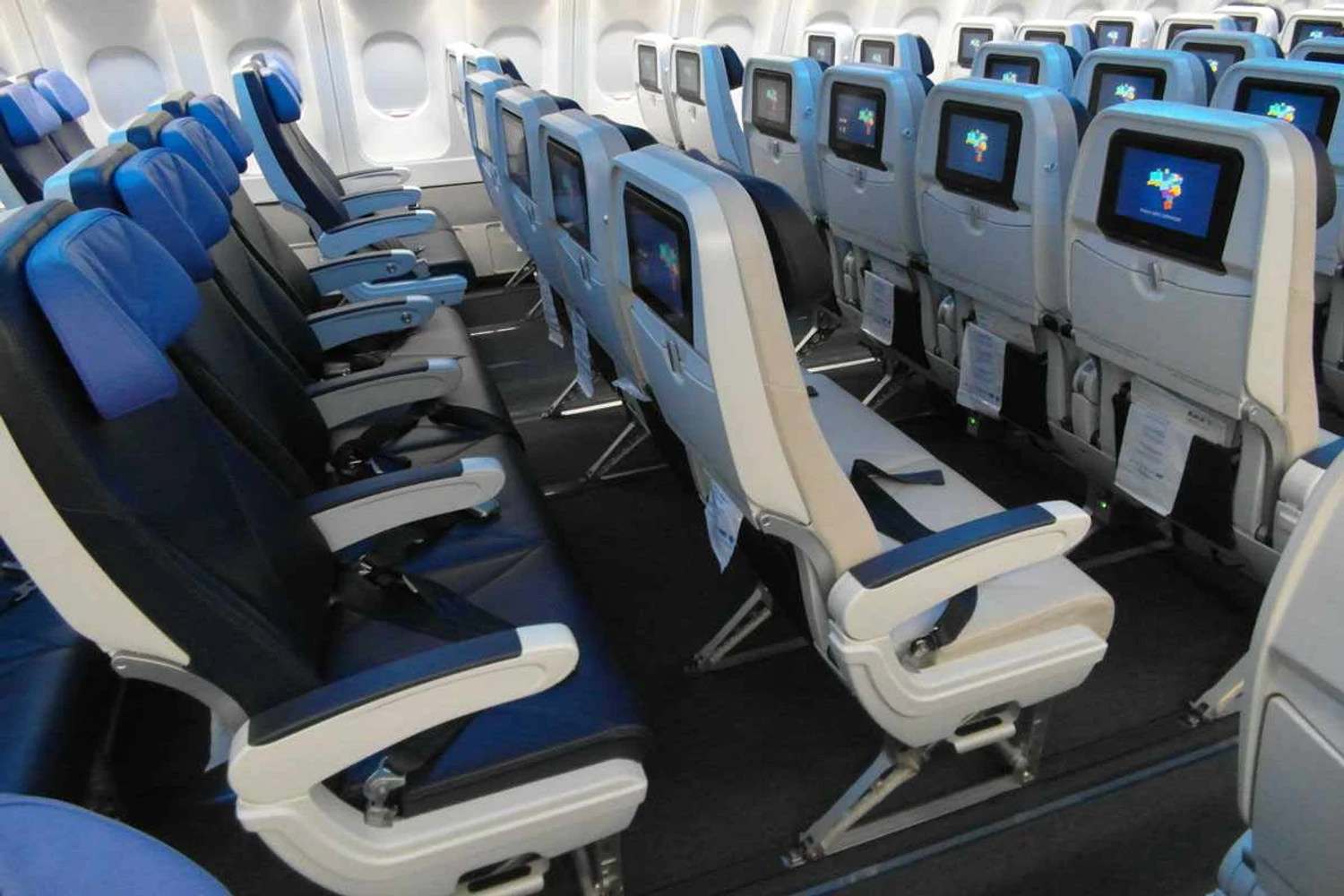 FAA quer descobrir se aviões comerciais podem usar assentos menores