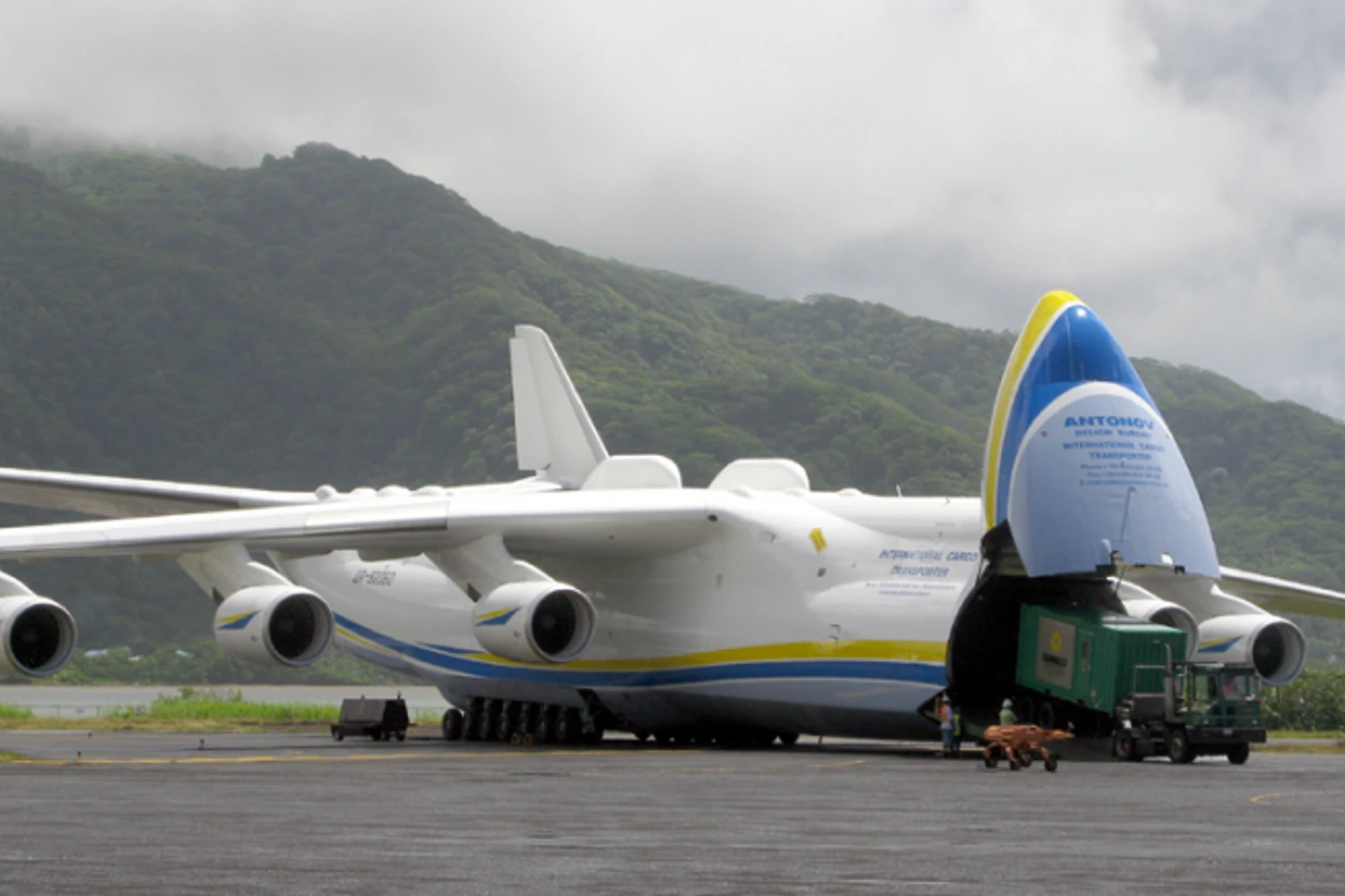 As cargas são embarcadas pela parte frontal do Mriya (Antonov)