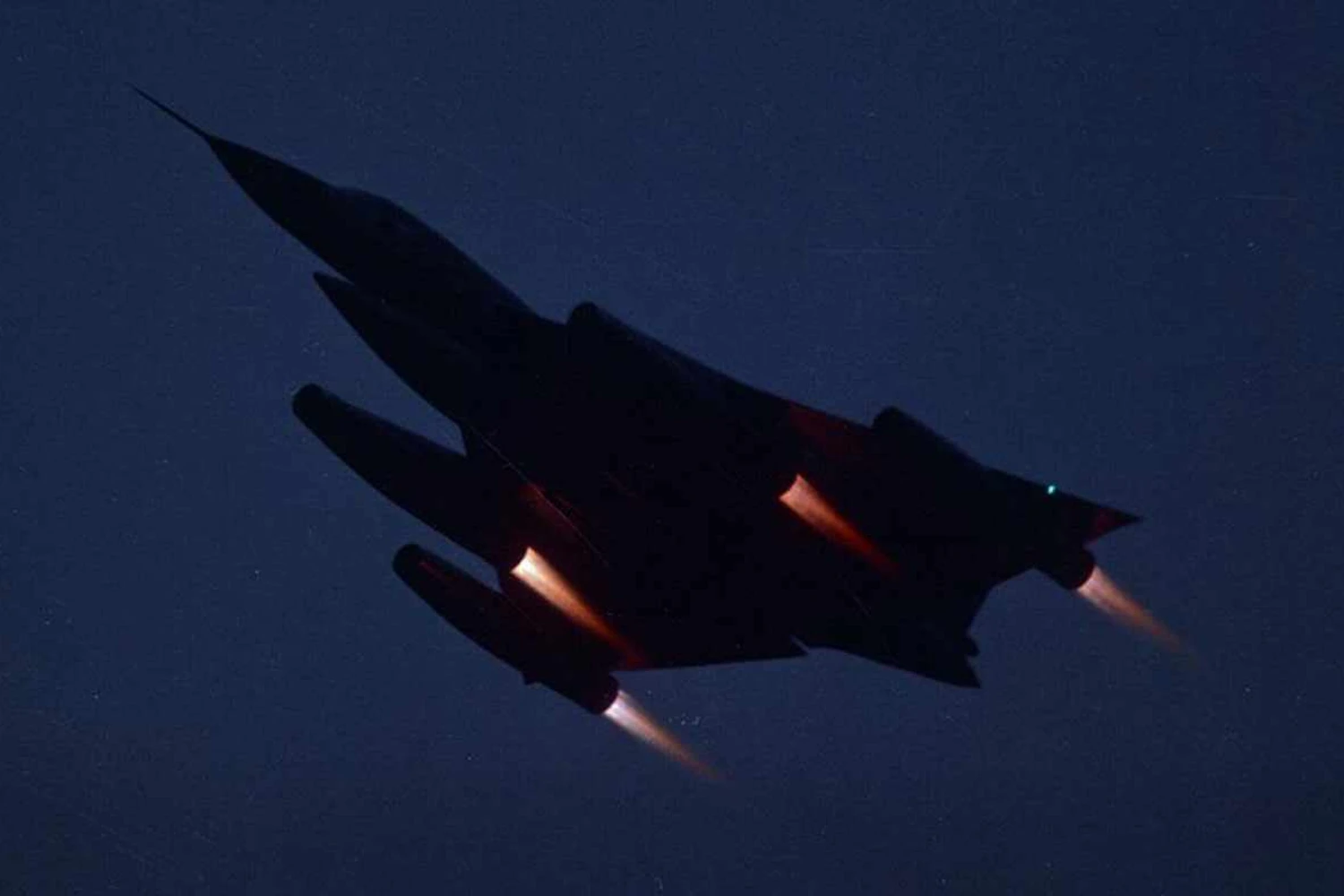 Com os pós-combustores acionados, o Hustler podia superar os 2.000 km/h com facilidade (USAF)