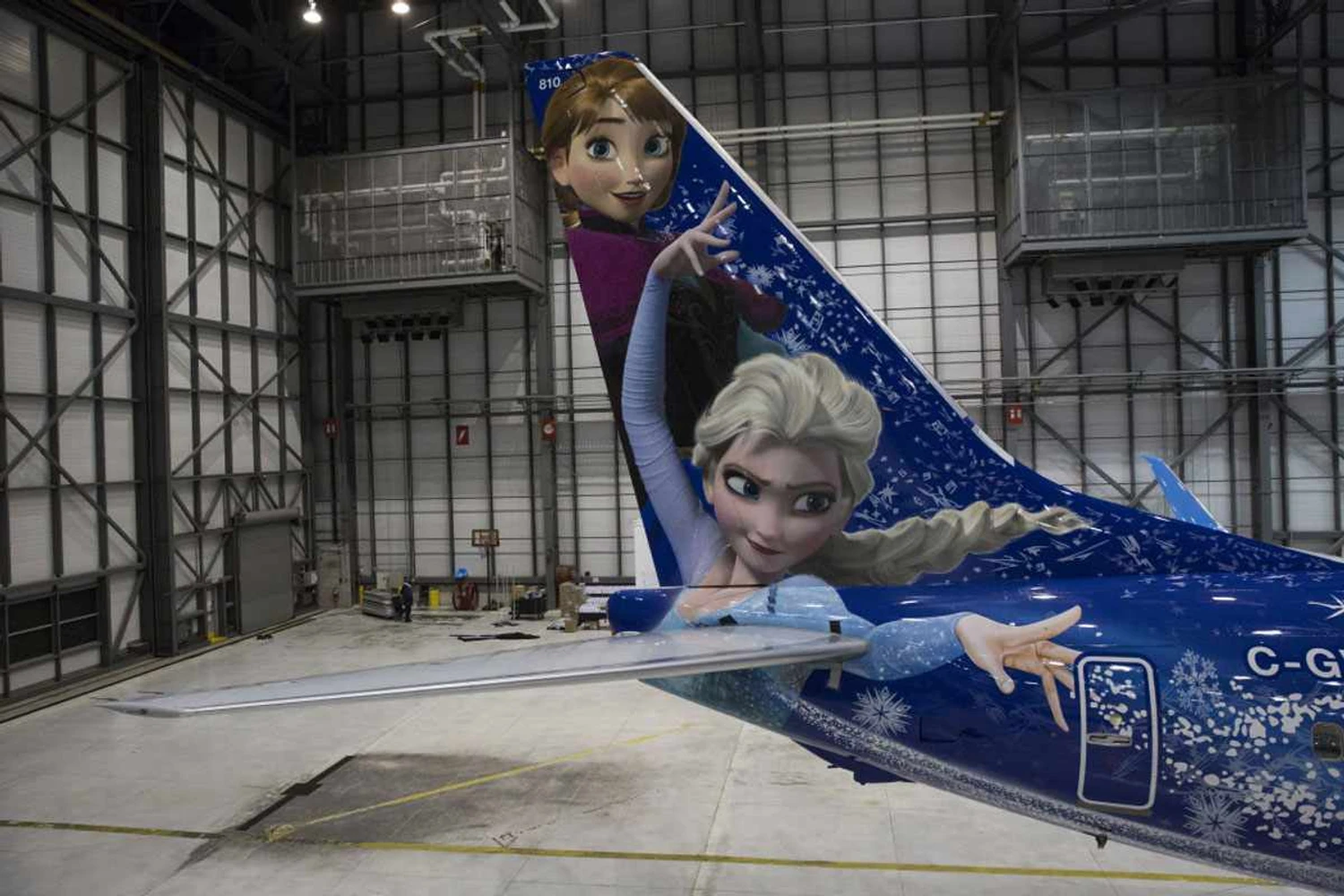 Let it go... Avião da WestJet ganha pintura do Frozen