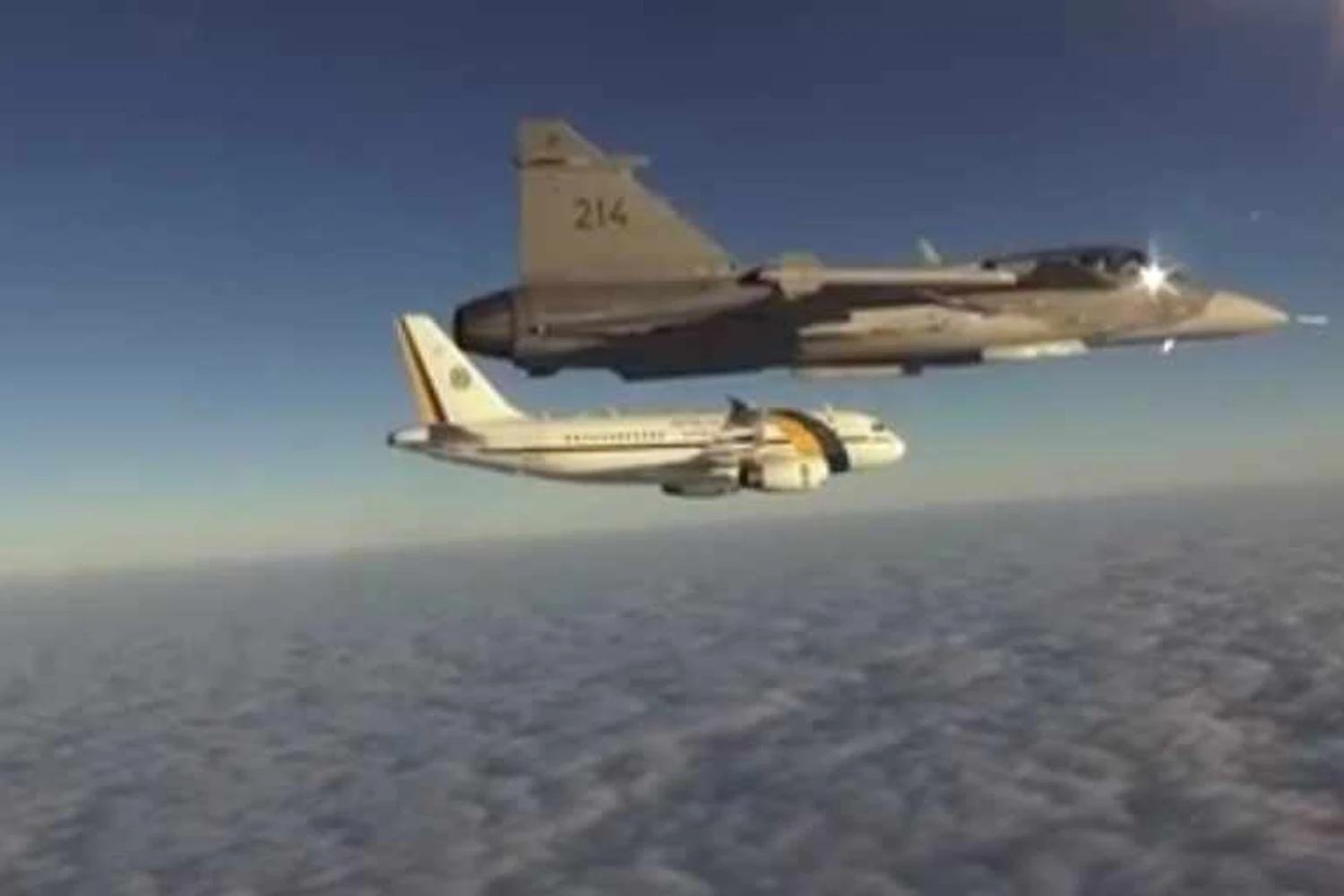 Comitiva brasileira é recebida por caças Gripen em viagem a Suécia