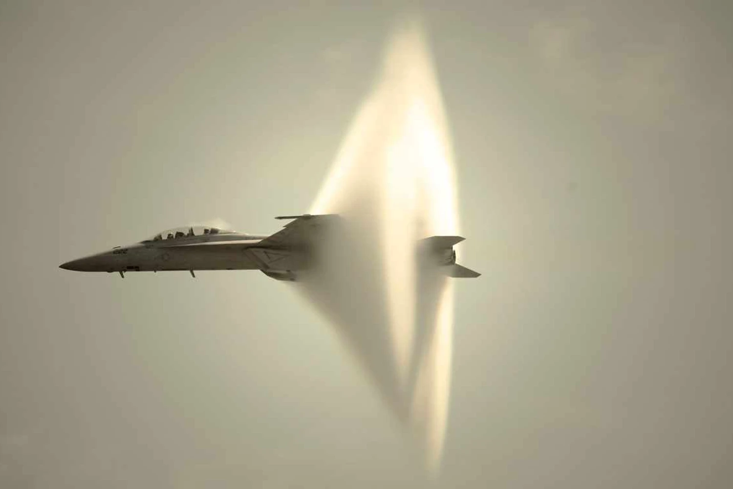 O estrondo sônico de um avião pode quebrar janelas se for realizado em baixa altitude (US Navy)