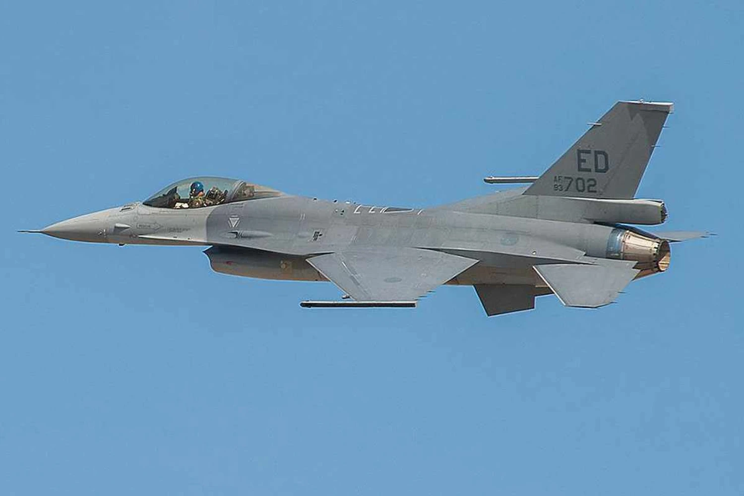 Caça F-16 modernizado voa pela primeira vez