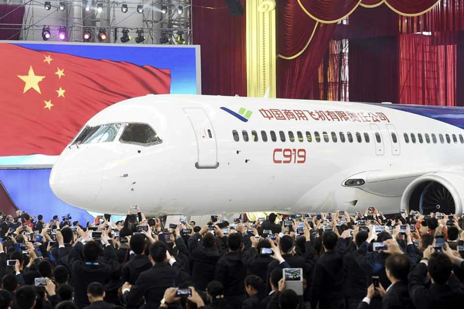 China apresenta jato comercial para brigar com Airbus e Boeing