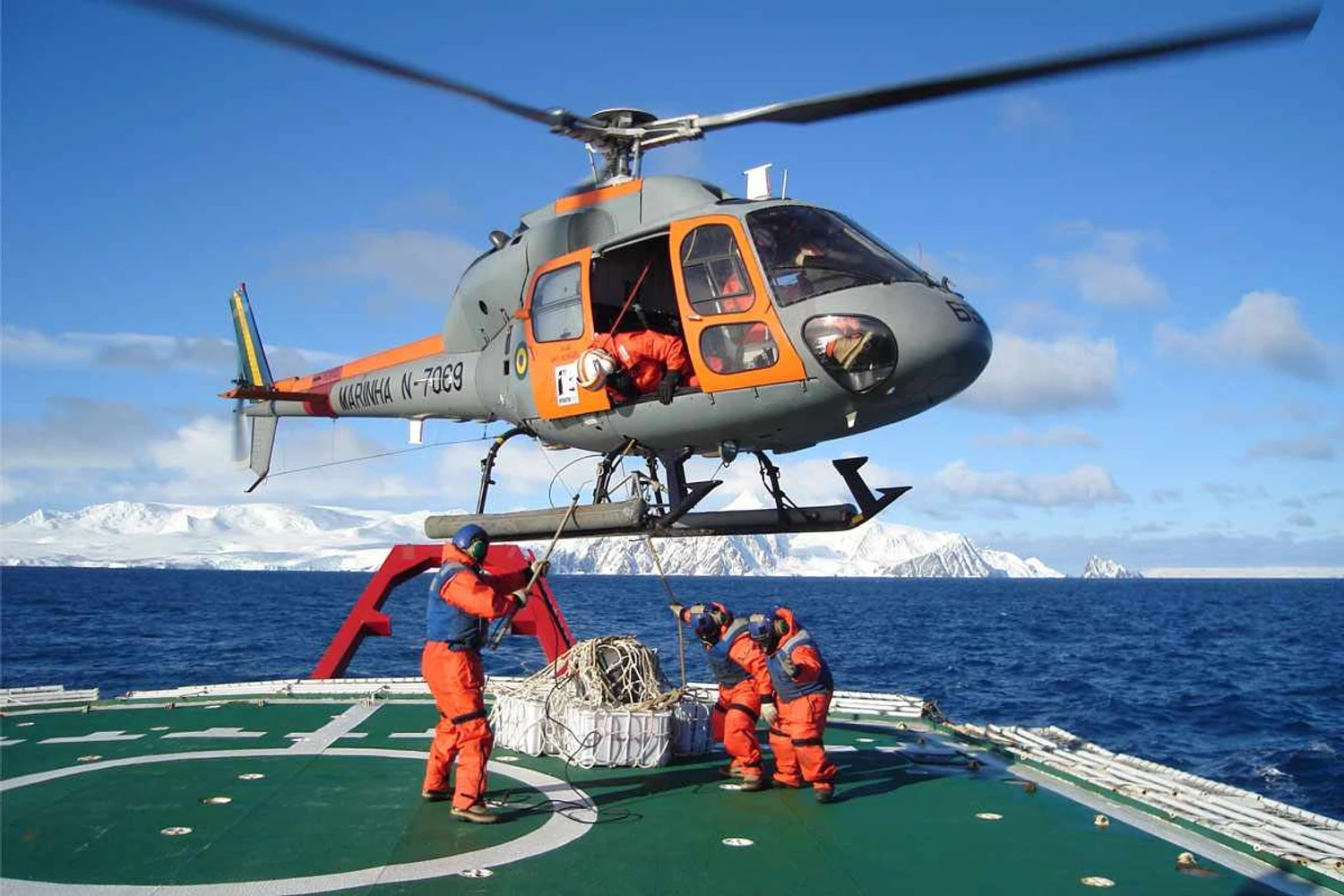 Helicópteros da Marinha vão para a Antártica
