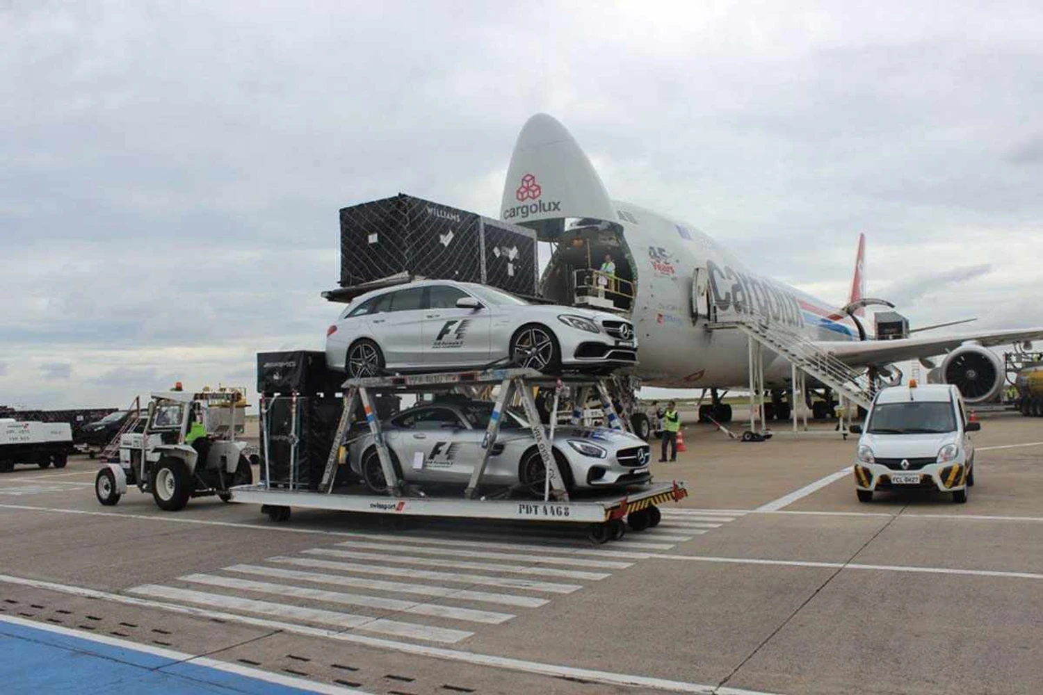 Carros da Fórmula 1 chegam ao Brasil de Jumbo