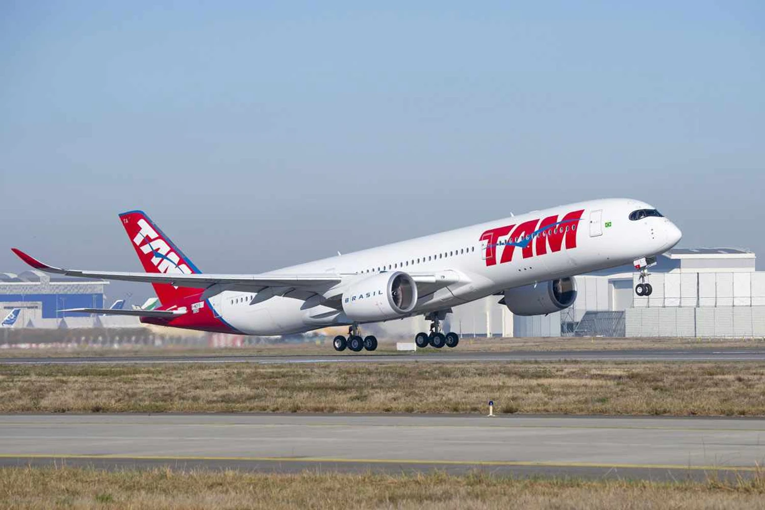 Airbus A350 da TAM completa primeiro voo