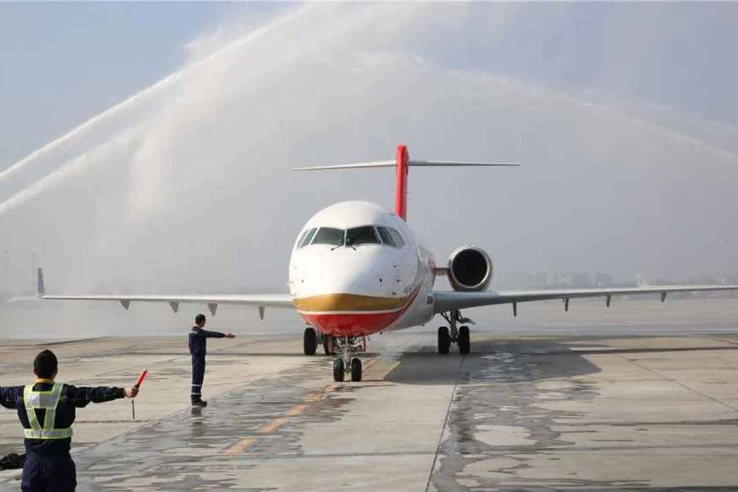 O jato foi recebido em Chengdu por um portal de água (Chengdu Airlines)