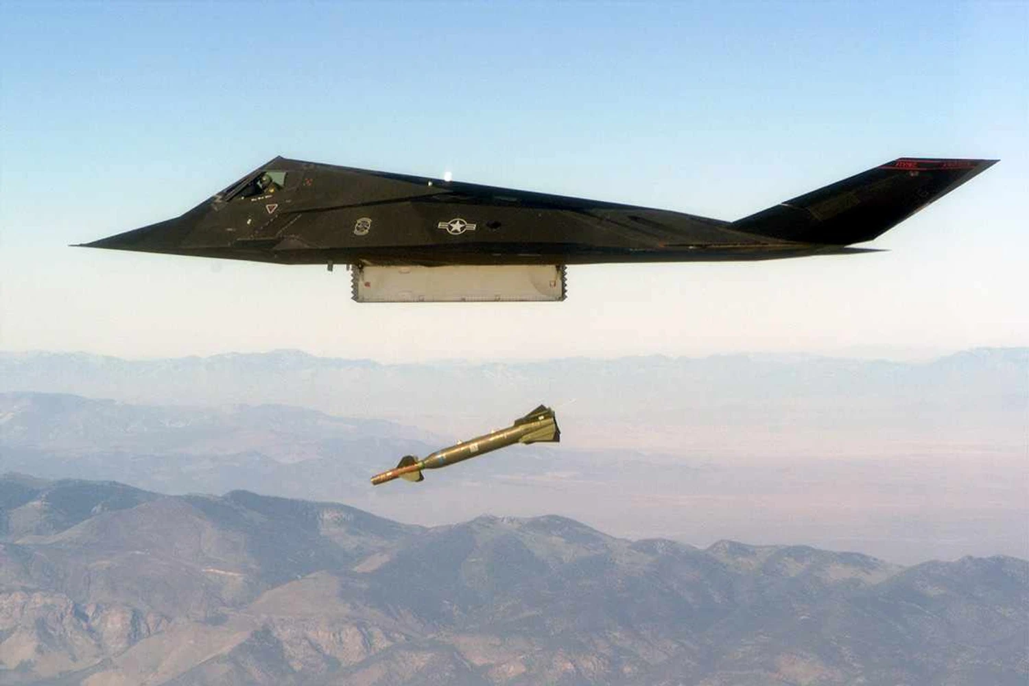 "Invisível" aos radares, o F-117 realizava bombardeiros sem ser detectado (USAF)