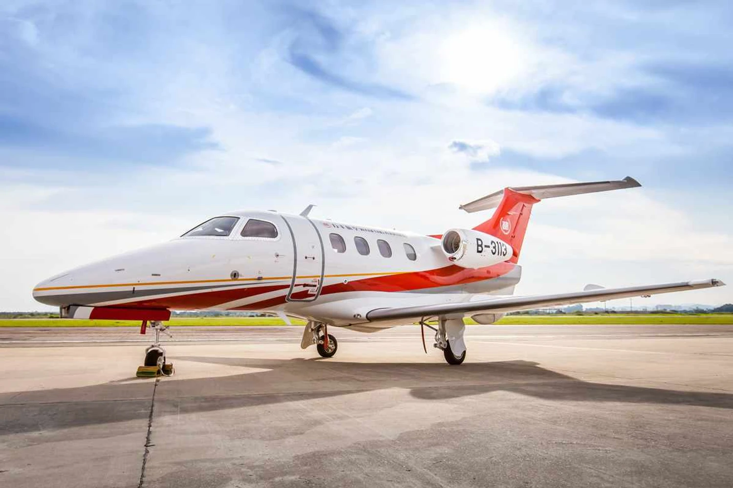 Jato da Embraer vai realizar voo digno de Papai Noel até a China