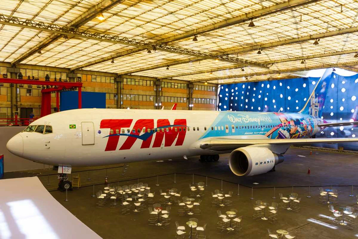Boeing 767 da Tam ganha customização temática da Disney