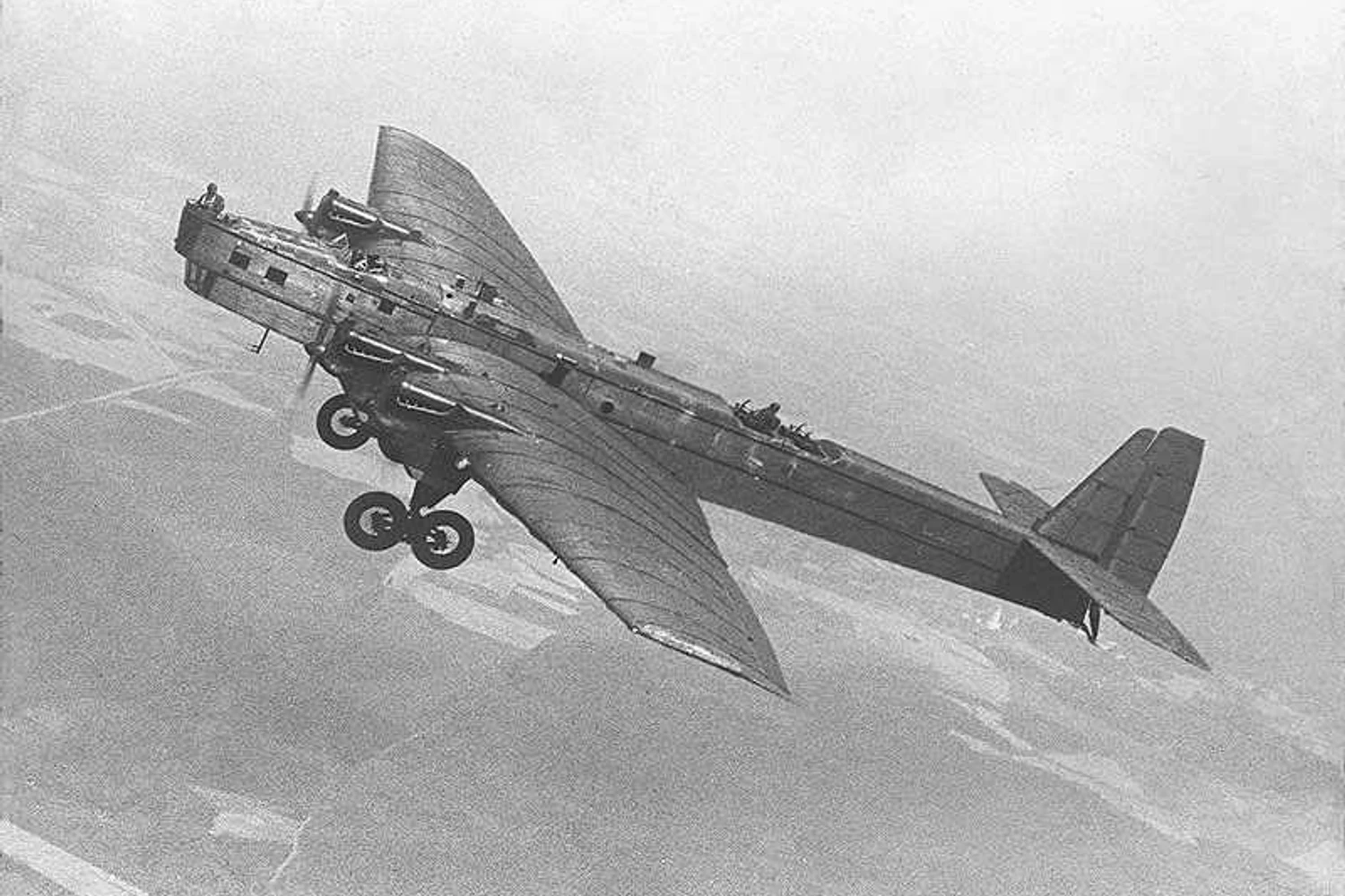 O bombardeiro Tupolev TB-3 foi escolhido para rebocar o tanque voando (Domínio Público)