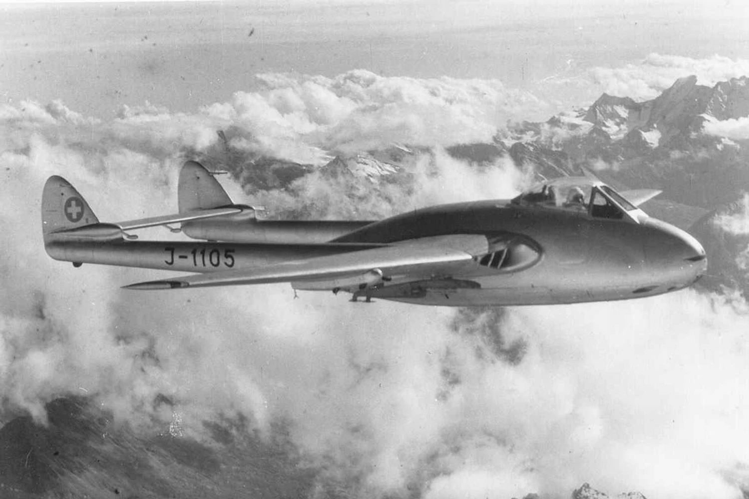 O Vampire foi o primeiro jato operado a partir de um porta-aviões (Domínio Público)
