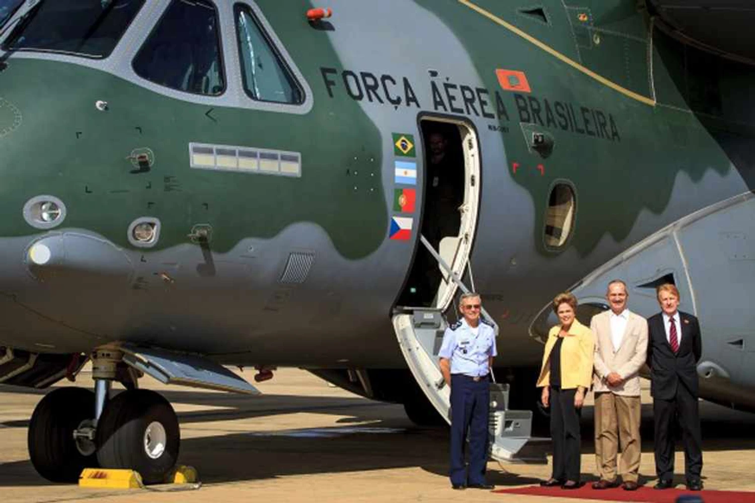 Dilma conhece em Brasília o Embraer KC-390