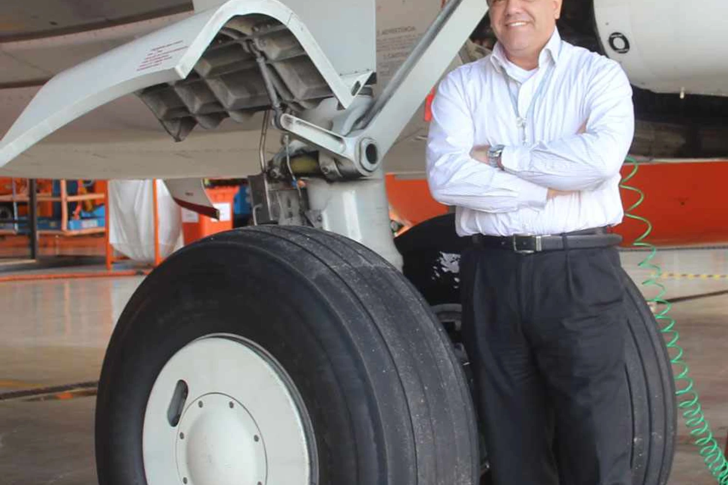 Alberto Correnti, diretor de manutenção da Gol, ao lado do trem de pouso de um Boeing 737 (Thiago Vinholes)
